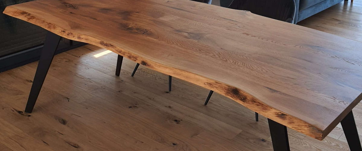 Stół z naturalną krawędzią